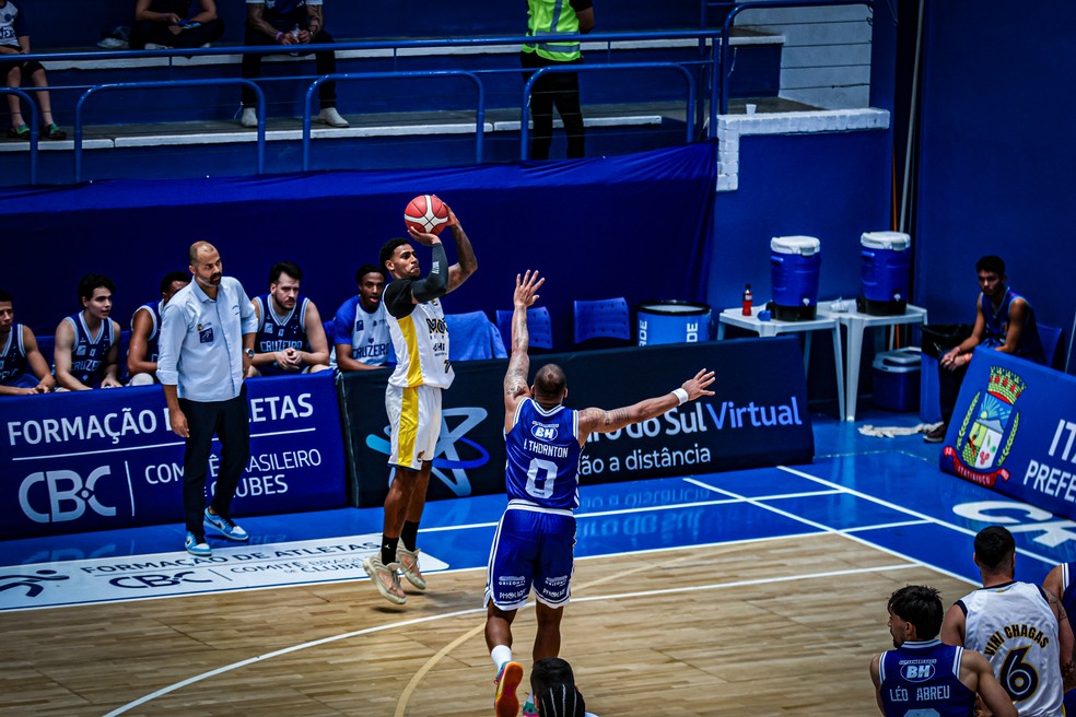 Mogi venceu o Cruzeiro por placar centenário no NBB — Foto: Arthur Lobo