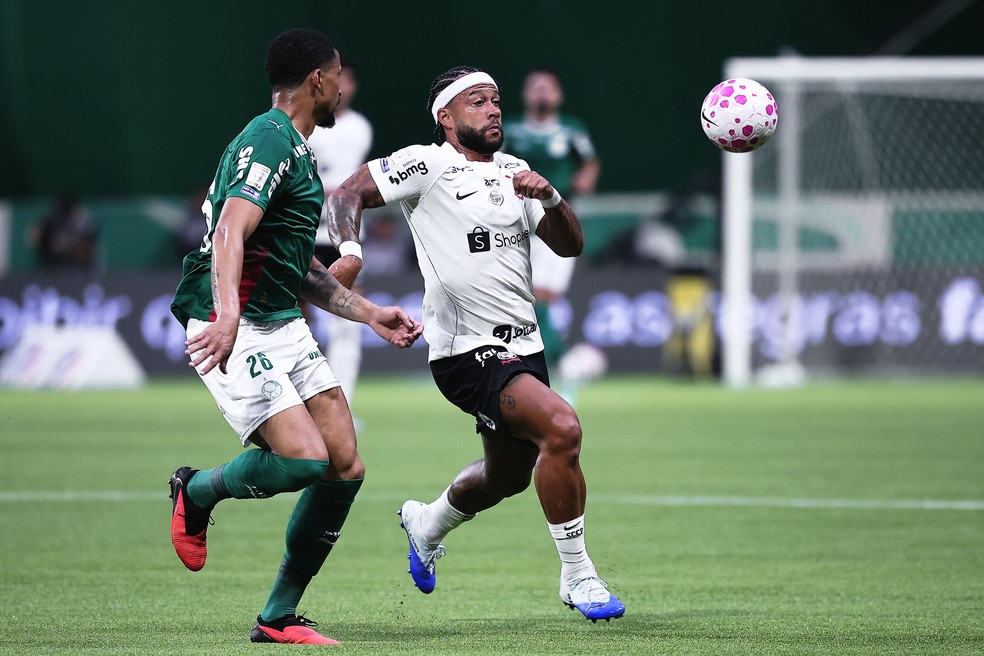 Memphis Depay em ação no clássico entre Palmeiras x Corinthians — Foto: Ettore Chiereguini/AGIF