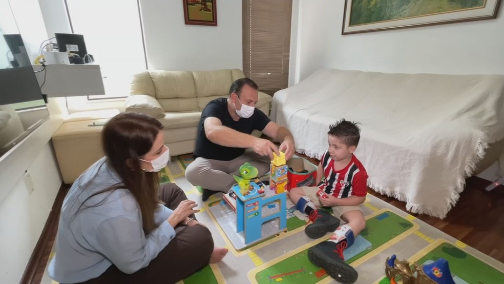 Arthur com os pais Natália e Josias em Sorocaba — Foto: Reprodução/TV TEM