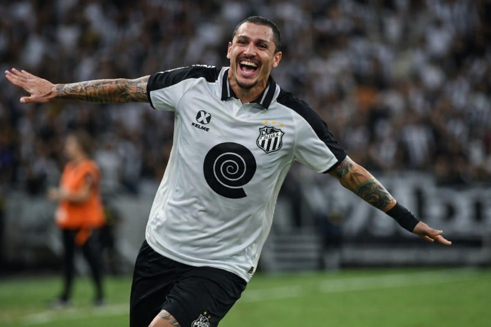 Meia Vini, em montagem utilizando uniforme do Ceará de 1994 — Foto: Montagem, IA