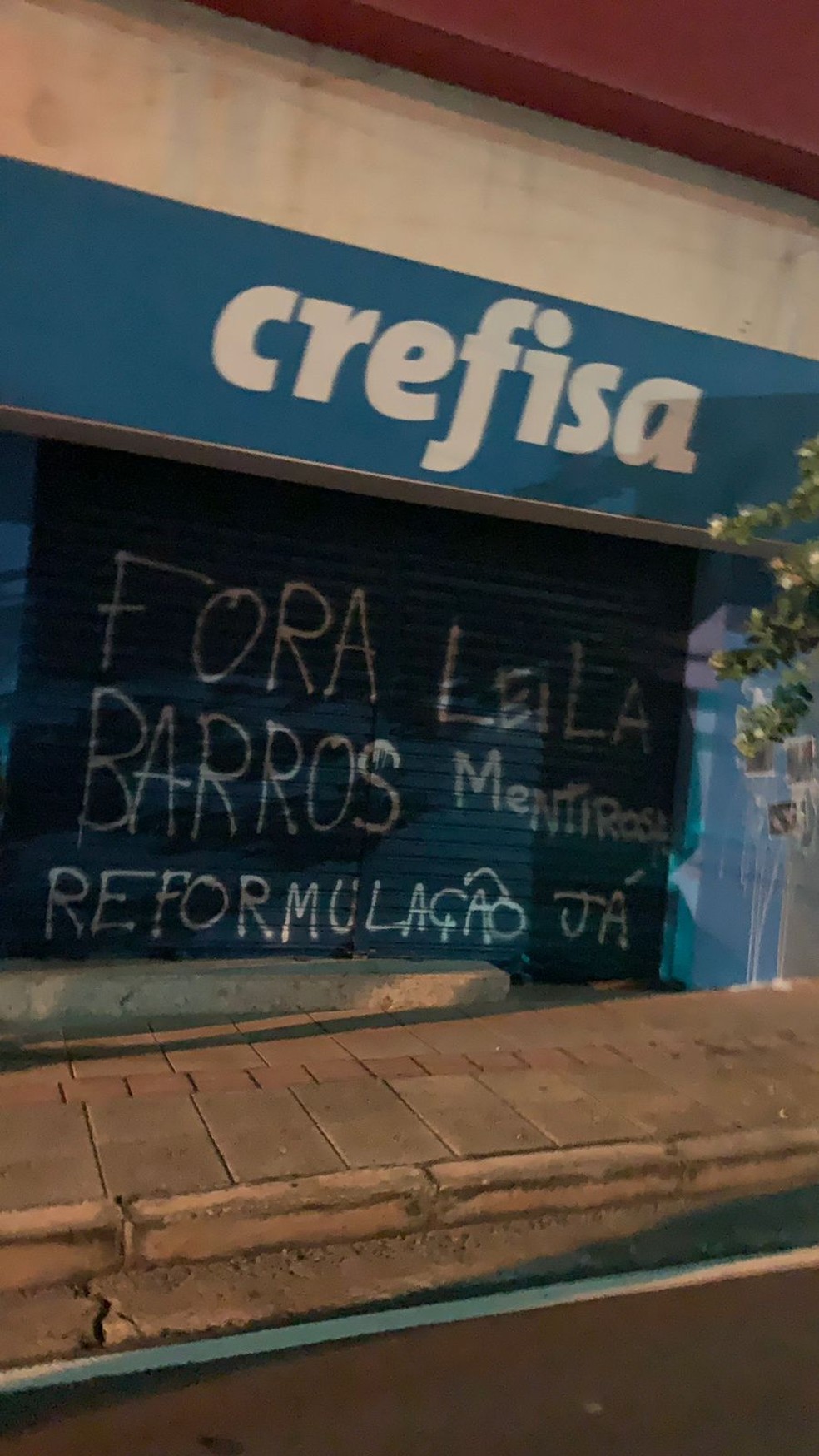 Outra loja da Crefisa pichada por torcedores  Foto: Reproduo