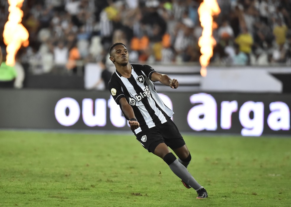 Botafogo anuncia empréstimo de Jeffinho e causa revolta na torcida - Placar