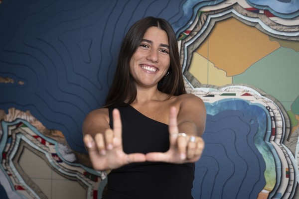 Filha de surfista Danilo Couto morre em acidente no Havaí, aos 19 anos