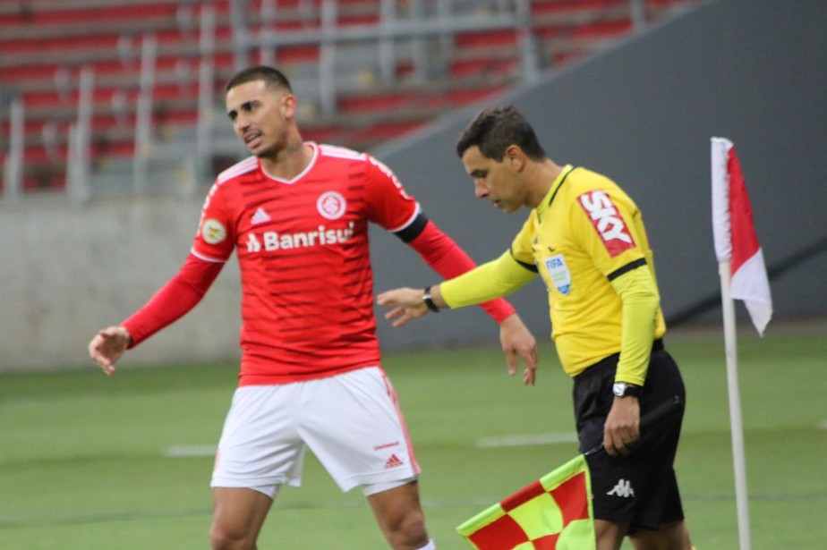 Central do Apito diz que árbitro deveria ter dado pênalti para o Santos e  anulado gol do Flamengo, brasileirão série a