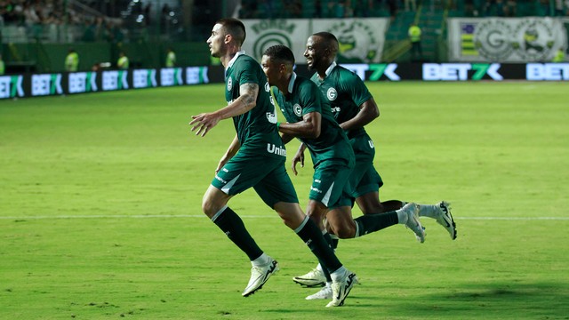 Jogadores do Goiás comemoram gol com Galhardo