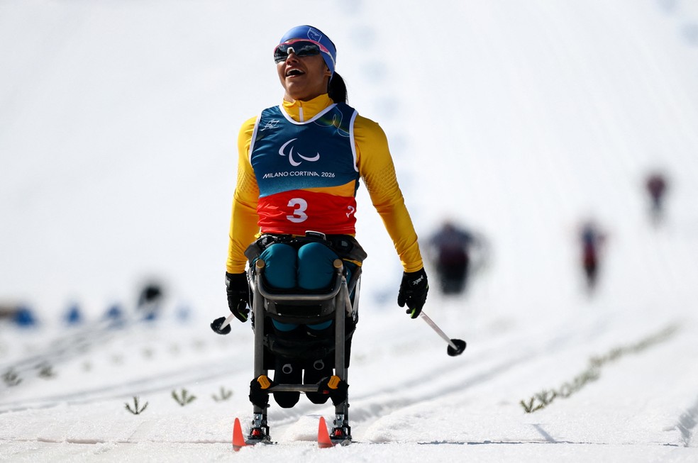 Aline Rocha vibra na prova do esqui cross-country nas Paralimpíadas — Foto: REUTERS/Sarah Meyssonnier