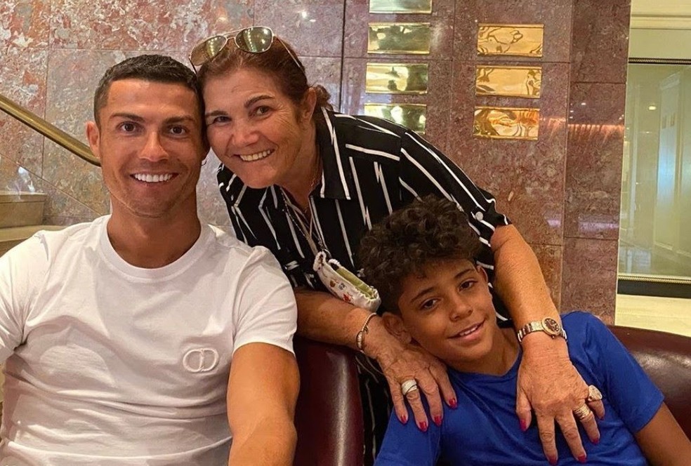 M e de Cristiano Ronaldo diz que deseja ver filho e neto jogando