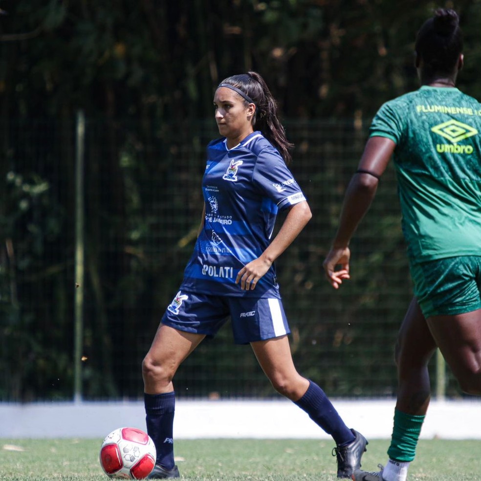 Camylla, do Araruama, em amistoso contra o Fluminense