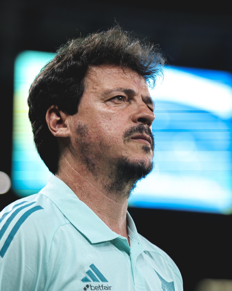 Fernando Diniz, técnico do Cruzeiro, durante o jogo contra o Tombense — Foto: Gustavo Martins