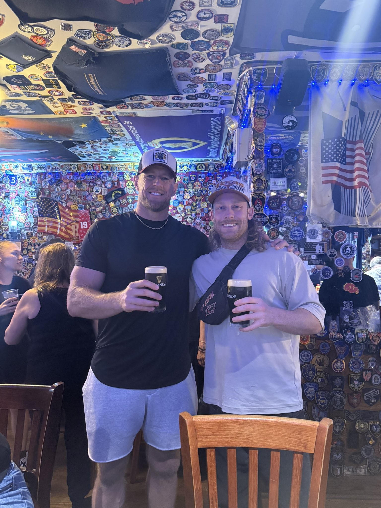 Ex-jogador da NFL vê desabafo de fã tímido e vai a bar para tirar foto com ele