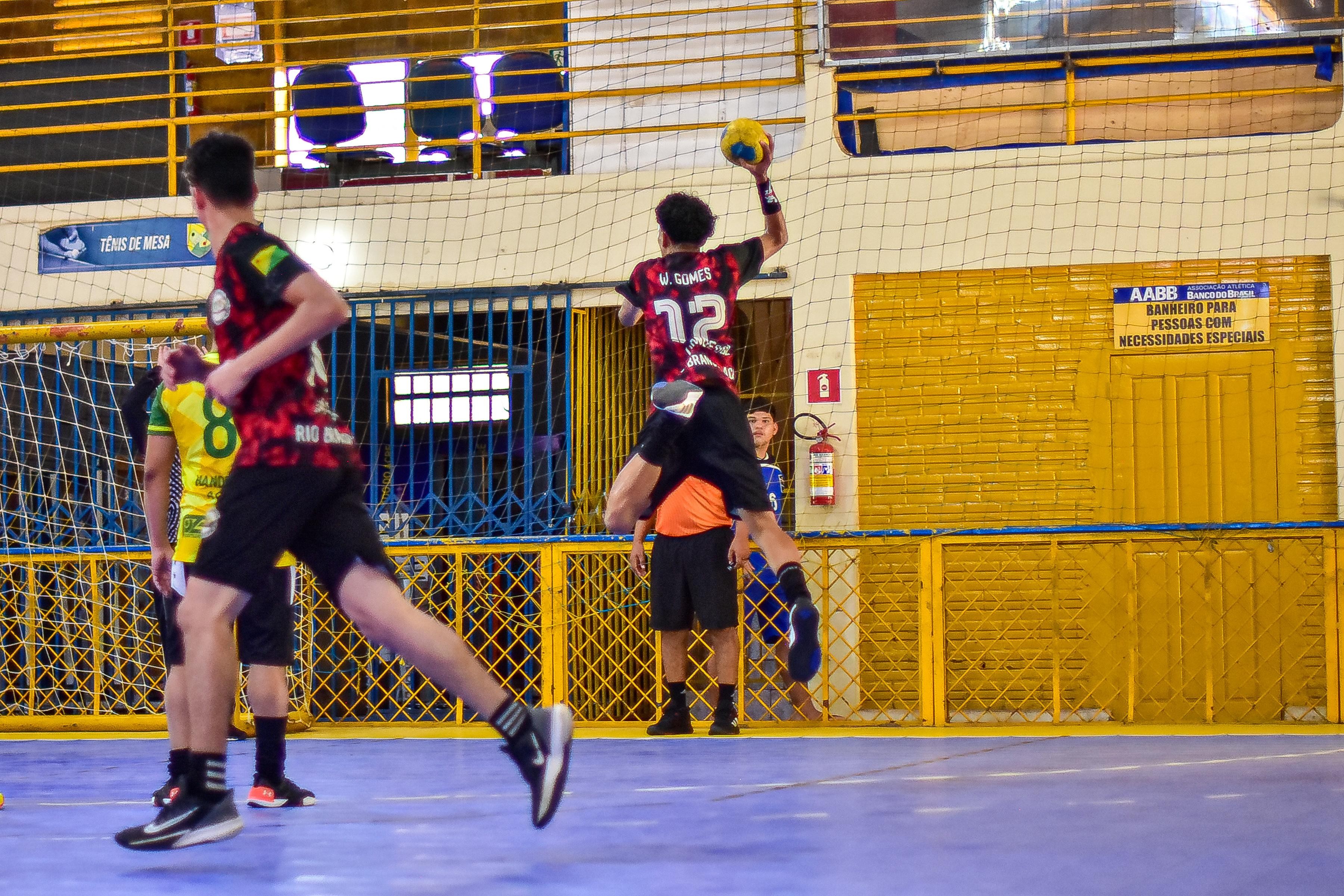Pessoas jogando handebol na noite na AABB, Rio Branco