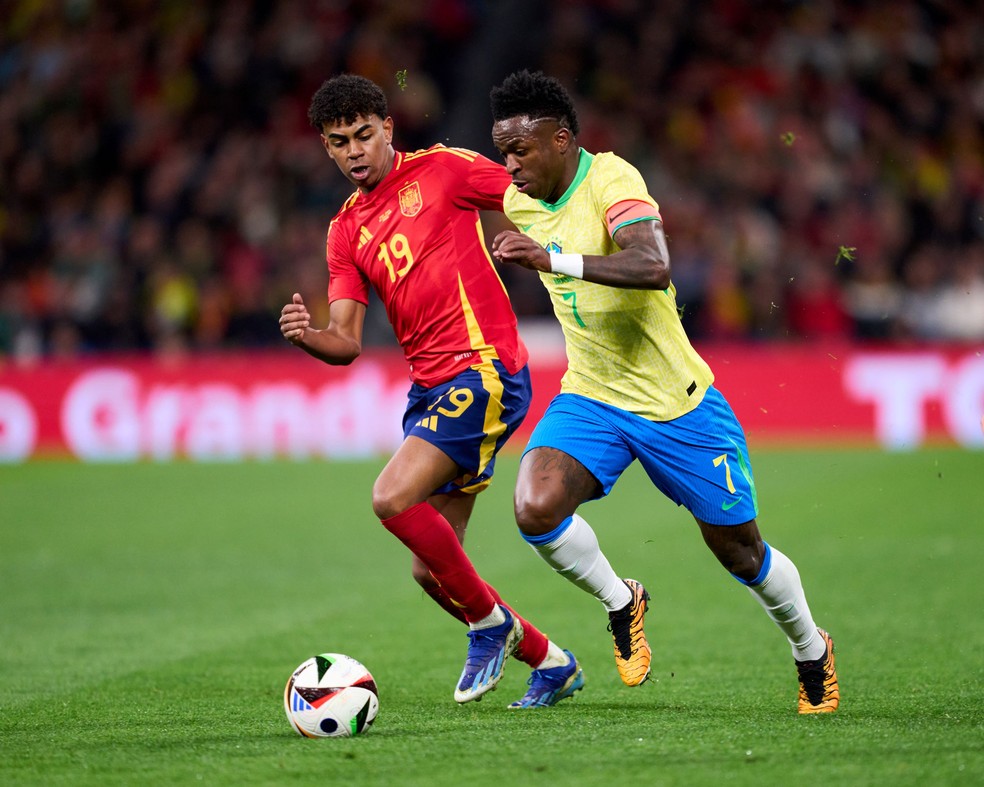 Vini Jr e Yamal em ação em Brasil x Espanha: astros se enfrentarão no El Clásico pela primeira vez — Foto: Getty Images