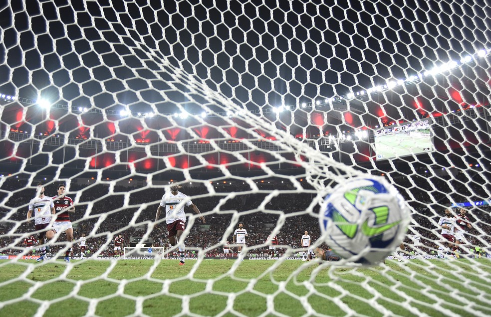 Bola de Arrascaeta no fundo da rede no Fla x Flu: jogo terminou empatado em 1 a 1 — Foto: André Durão
