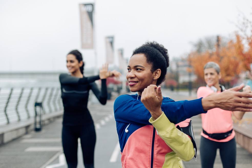 Realização de exercícios físicos no frio exige alongamento para aquecimento do corpo — Foto: iStock