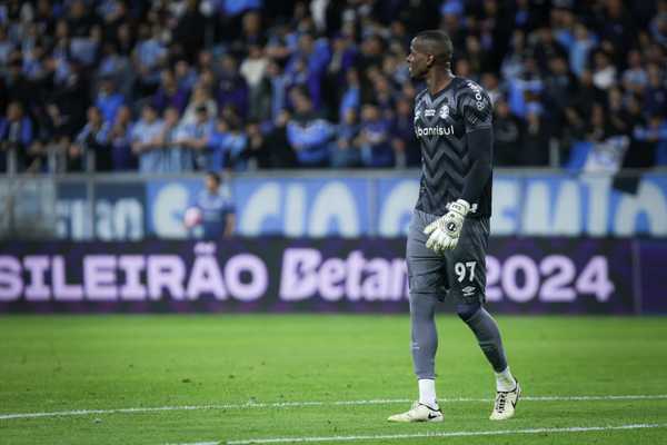 Goleiro do Grêmio substituído relata cãibras nas duas pernas durante partida.