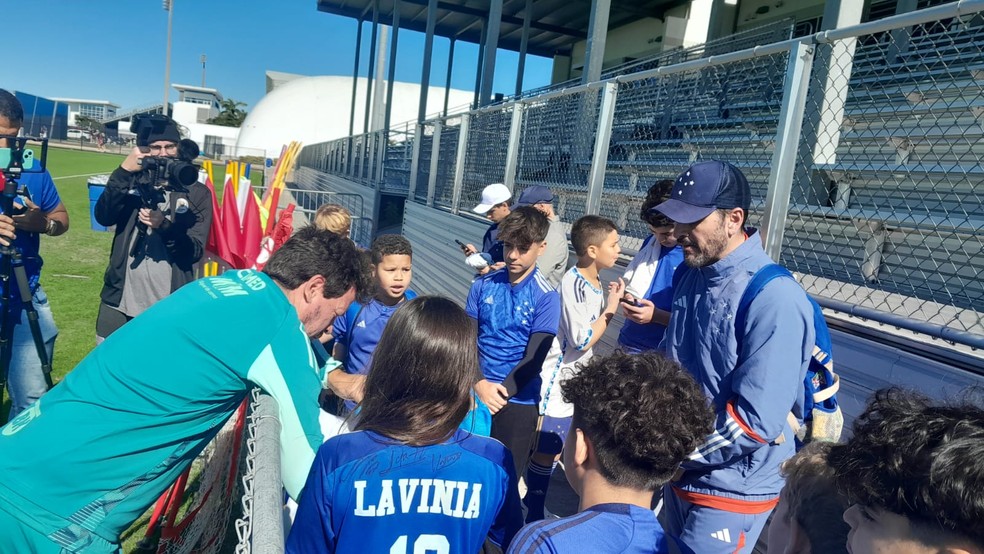Fernando Diniz dá autógrafo na camisa de crianças