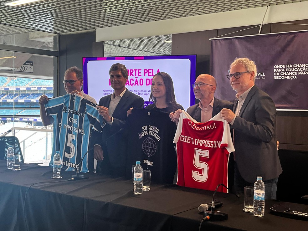Mauro Araújo, presidente da Arena do Grêmio, Márcio Ramos, CEO do Grêmio, Guilhermina Abreu, CEO da ONG Embaixadores da Educação, Giovane Zanardo, CEO do Inter, e Paulo Pinheiro, CEO da Brio