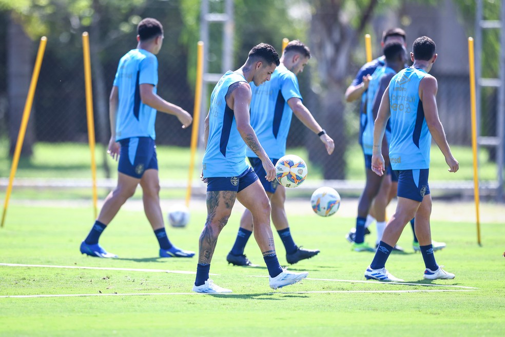 Pavon reaparece em treino do Grêmio — Foto: Lucas Uebel / Grêmio FBPA