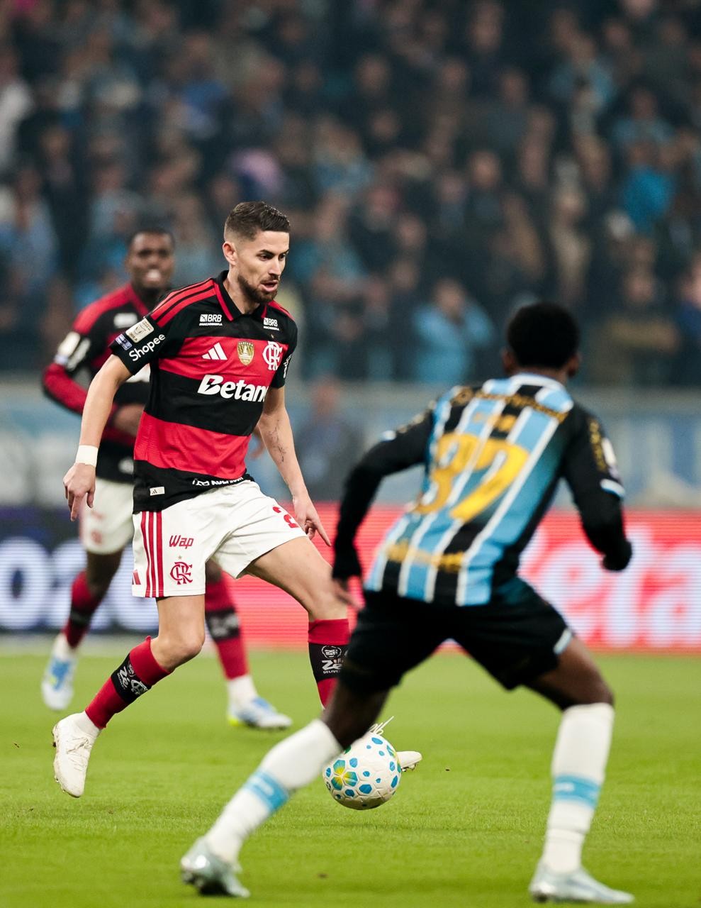 Jorginho sozinho acertou quase 20% dos 633 passes do Flamengo contra Grêmio; veja mapa de calor