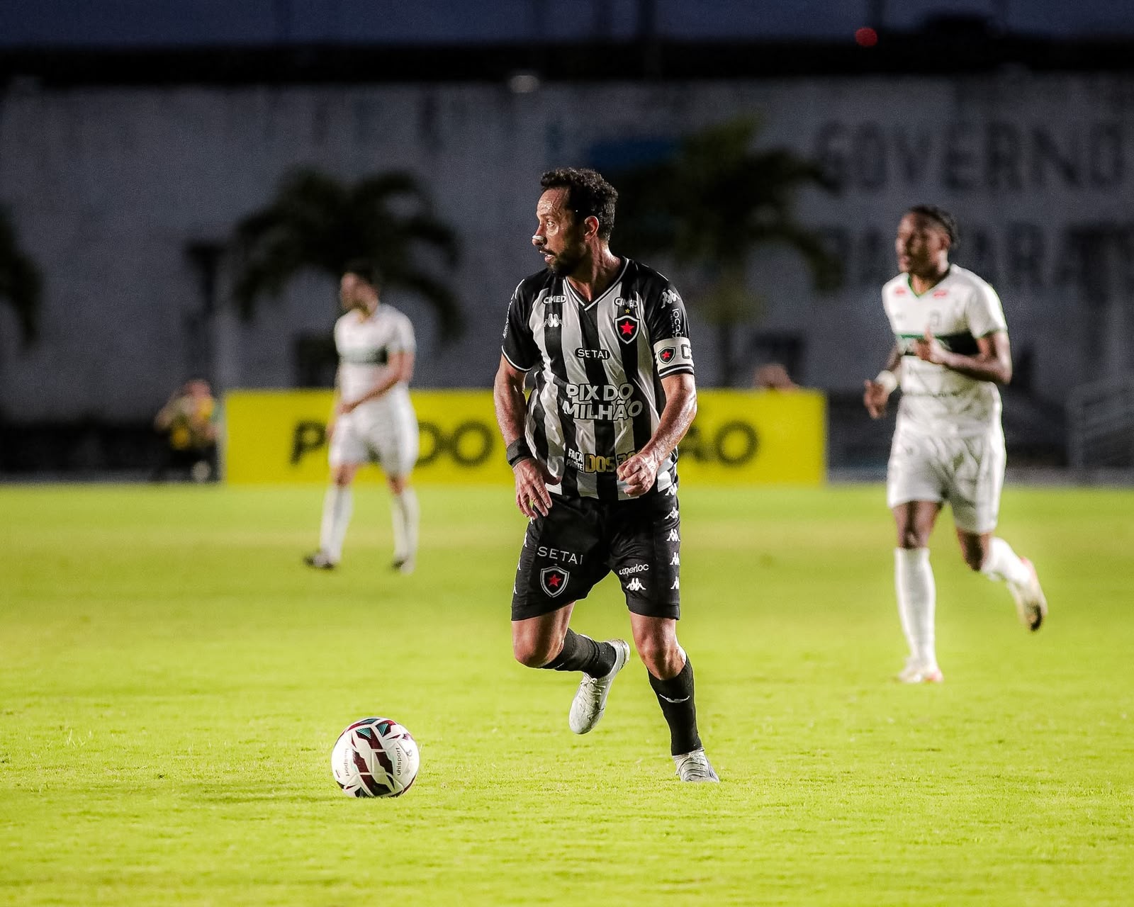 Henrique Dourado discute com torcedores após ser atingido por garrafa no Almeidão