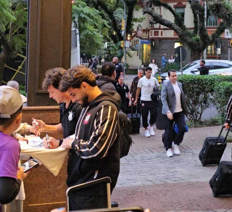 Com Yuri Alberto e trio da Seleção, Corinthians desembarca em Porto Alegre; veja relacionados
