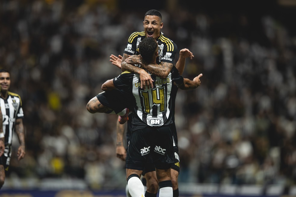 Arana e Vitor Hugo do Atlético-MG comemorando — Foto: Foto: Pedro Souza / Atlético
