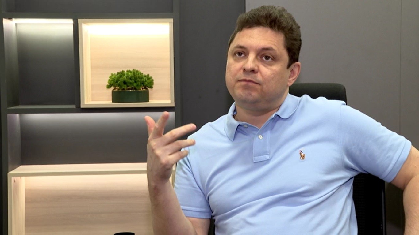 Presidente cobra mais de R$ 40 milhões de clubes como Corinthians e Santos.
