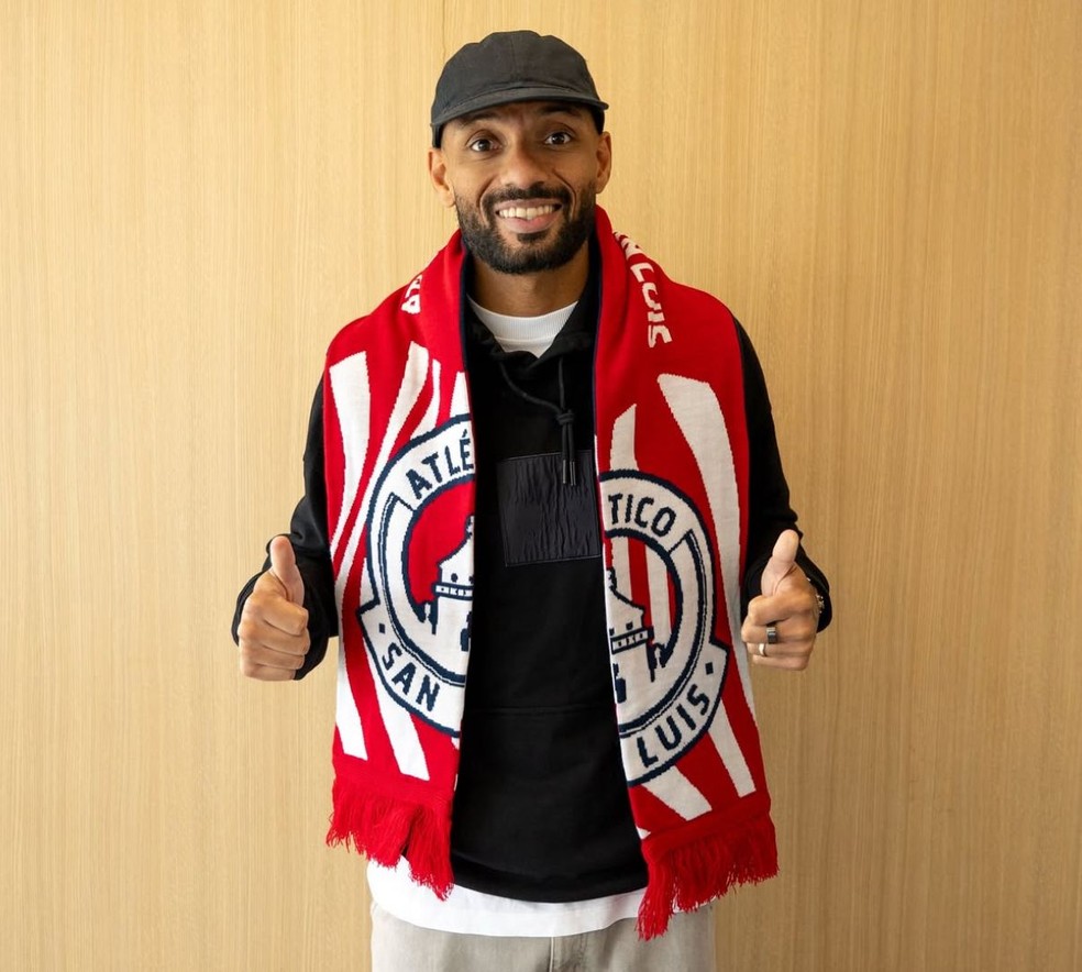 JP Galvão com faixa do Atlético San Luis — Foto: Divulgação