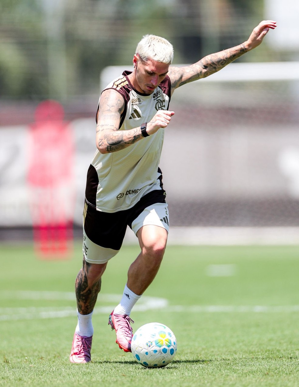 Varela em a��o no treino do Flamengo � Foto: Gilvan de Souza / Flamengo