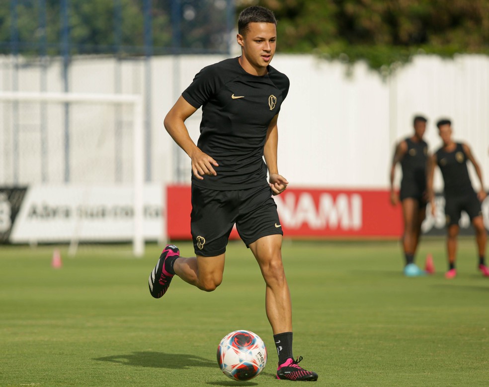 Matheus Araújo em treino do Corinthians — Foto: Rodrigo Coca/Ag. Corinthians