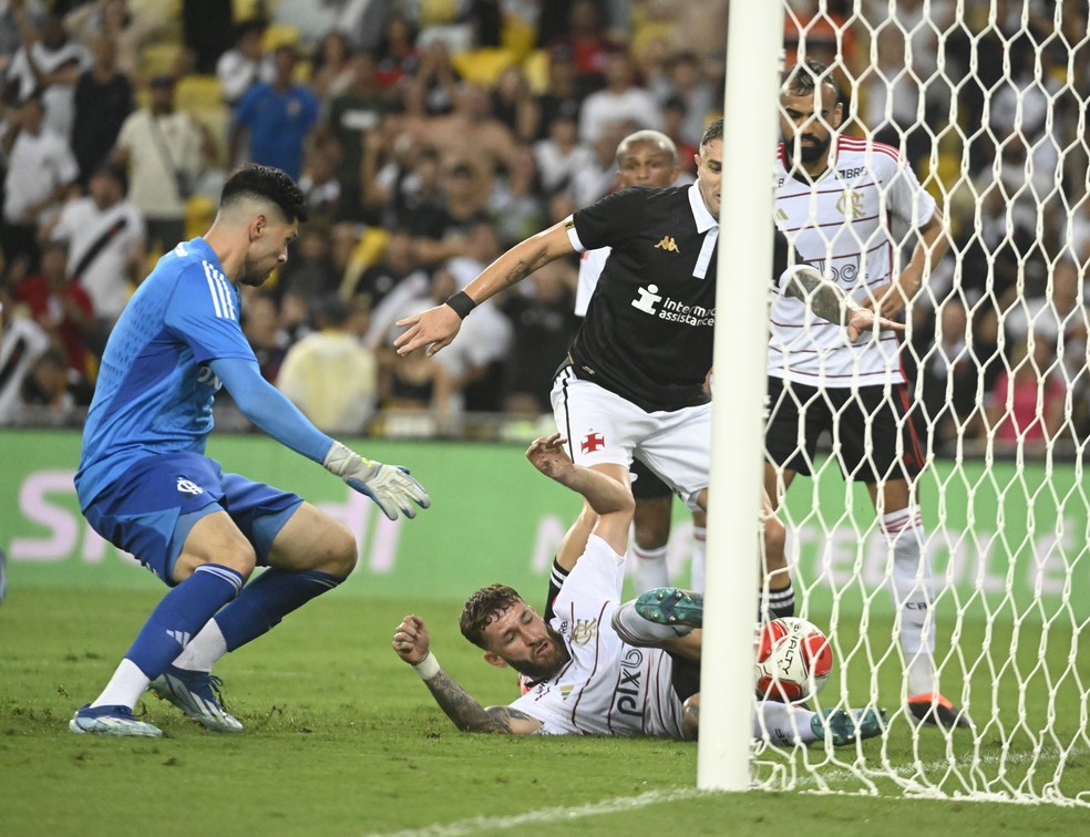 Léo Pereira evita o gol do Vasco em cima da linha, pela segunda vez no clássico