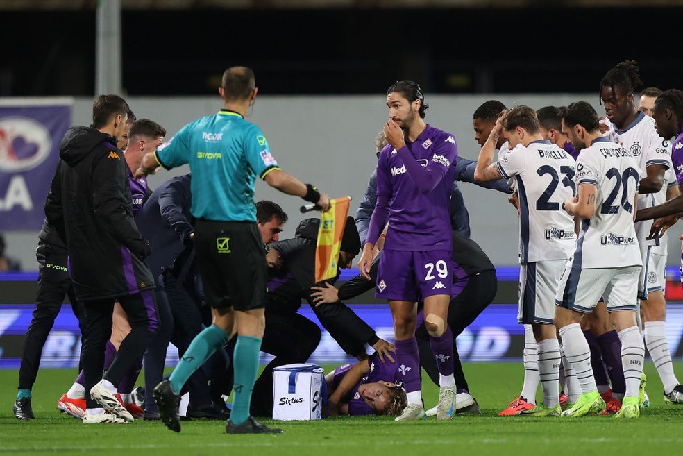 Edoardo Bove, da Fiorentina, colapsa no gramado — Foto: Gabriele Maltinti/Getty Images