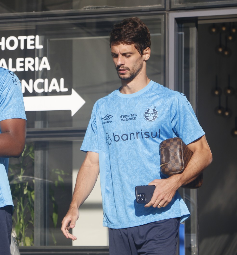 Rodrigo Caio em Curitiba com a delegação do Grêmio — Foto: João Victor Teixeira
