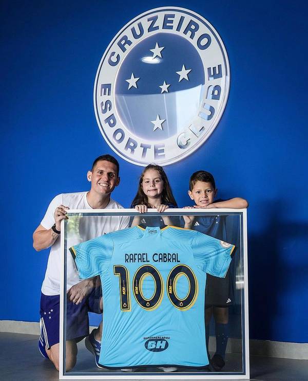 Capitão do Cruzeiro, Rafael Cabral é homenageado pela marca de 100 jogos no clube