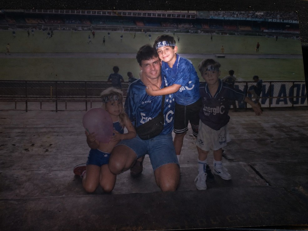 Daniel ao lado de um tio e dos primos em um jogo do Cruzeiro no Mineirão — Foto: Arquivo Pessoal