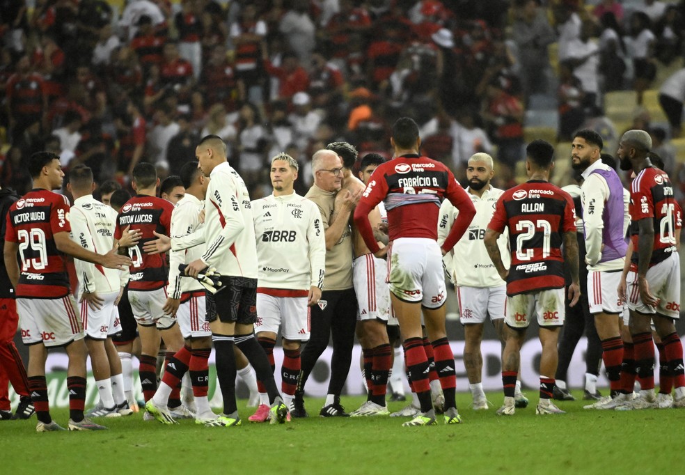 Pedro abraça Dorival Junior após Flamengo x São Paulo, pelo Brasileirão — Foto: André Durão/ge