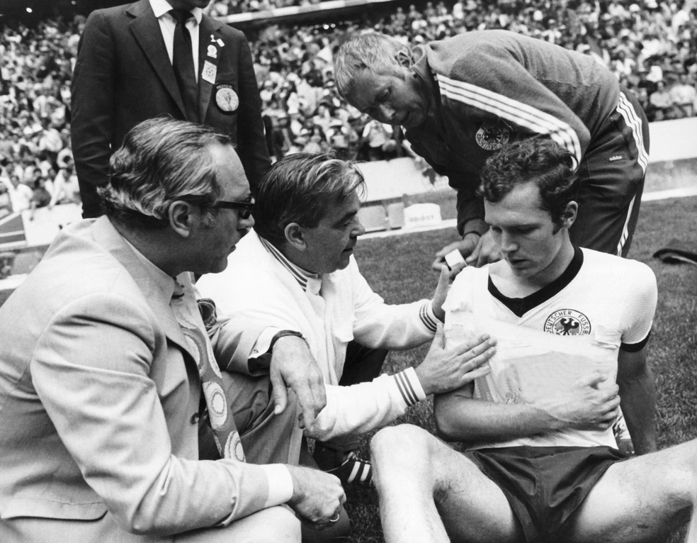 Beckenbauer, na semifinal de 1970 contra Itália: alemão jogou com a clavícula quebrada — Foto: DB/picture alliance via Getty Images