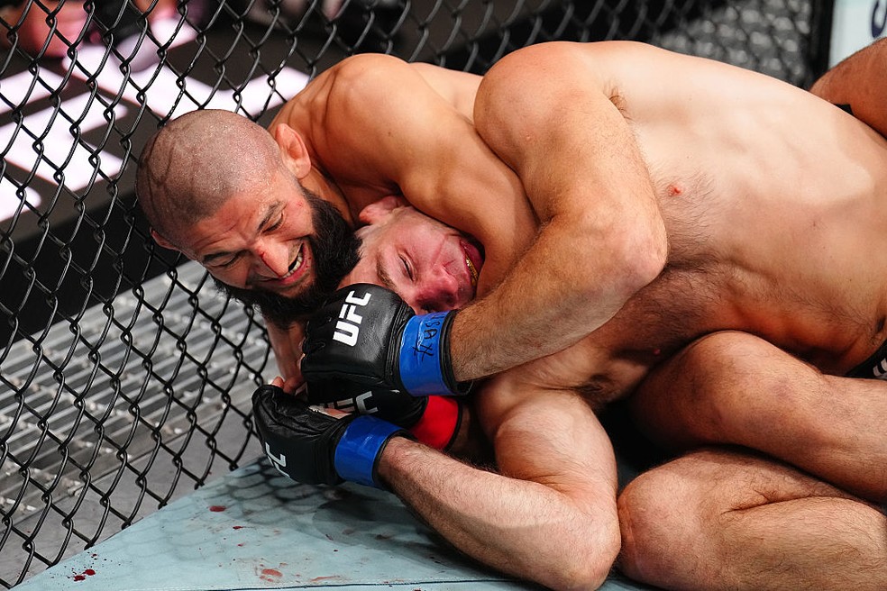 Chimaev levou sufoco no ch&atilde;o para Strickland no in&iacute;cio da luta no UFC 328 &mdash; Foto: Getty Images