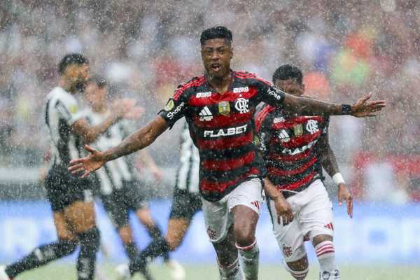 Bruno Henrique se destaca na conquista da Supercopa com melhor atuação.