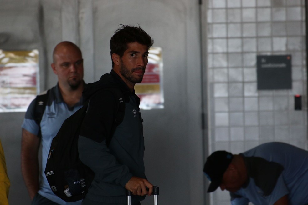 Lucas Silva no embarque do Grêmio para Belo Horizonte — Foto: João Victor Teixeira