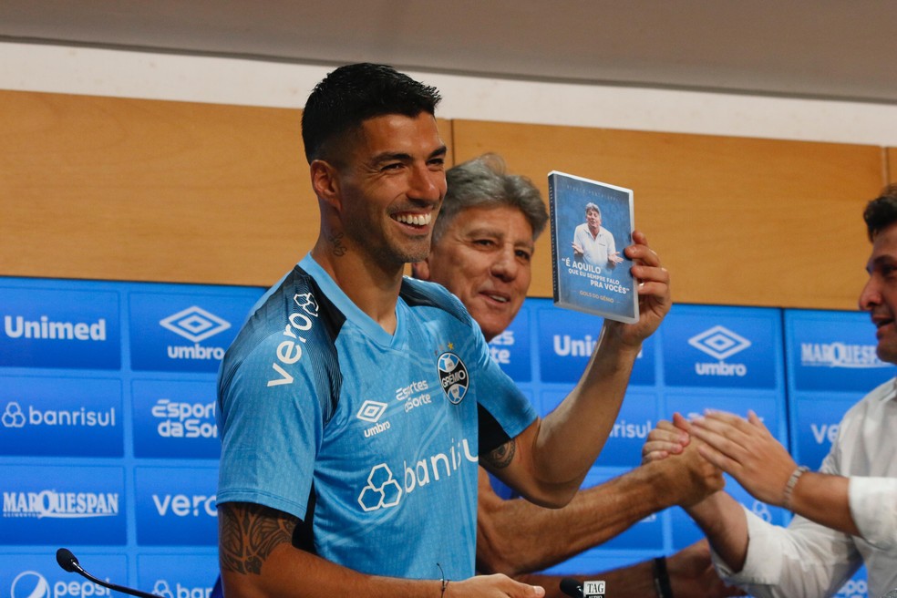 Renato entrega DVD a Suárez — Foto: João Victor Teixeira