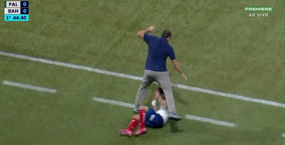 Everton Ribeiro tenta fazer o corte de carrinho e quase acerta Rogério Ceni — Foto: Reprodução/Premiere