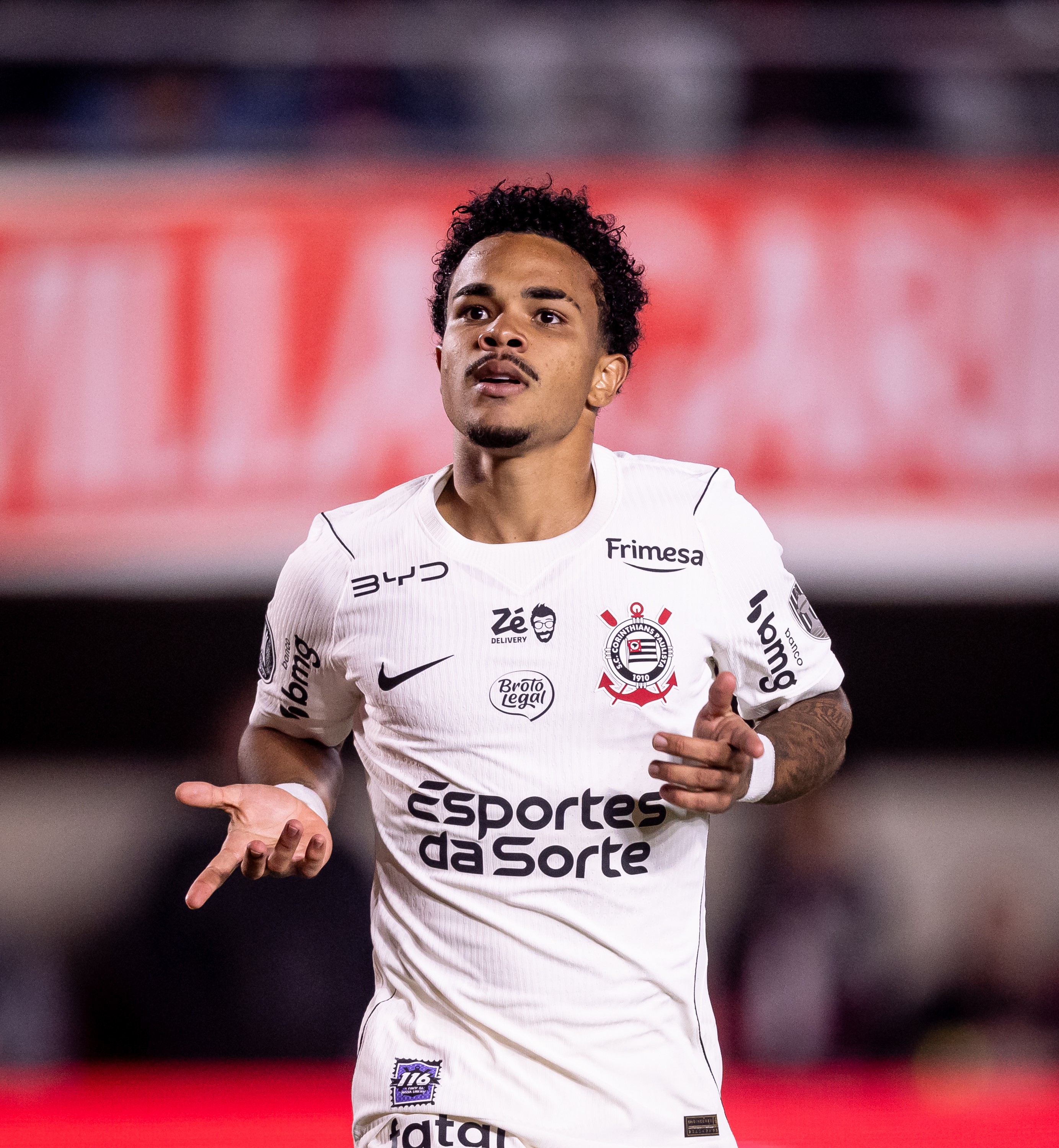 Kaio César admite incômodo com salários atrasados no Corinthians: “Não pode pensar em dinheiro”