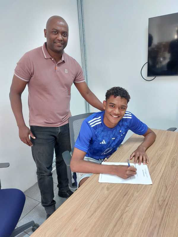 Jovem talento do Cruzeiro renova contrato após ser promovido no clube