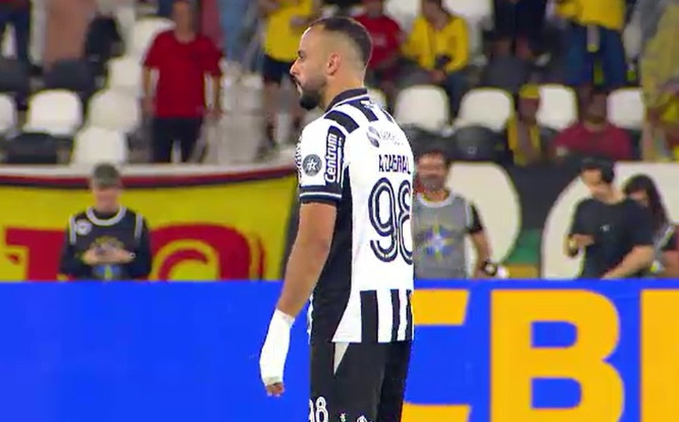 Arthur Cabral durante partida do Botafogo, com a mão possivelmente lesionada.