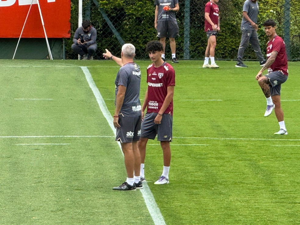 Joia do sub-17 brilha no treino, marca golaço e vira aposta de Crespo no São Paulo