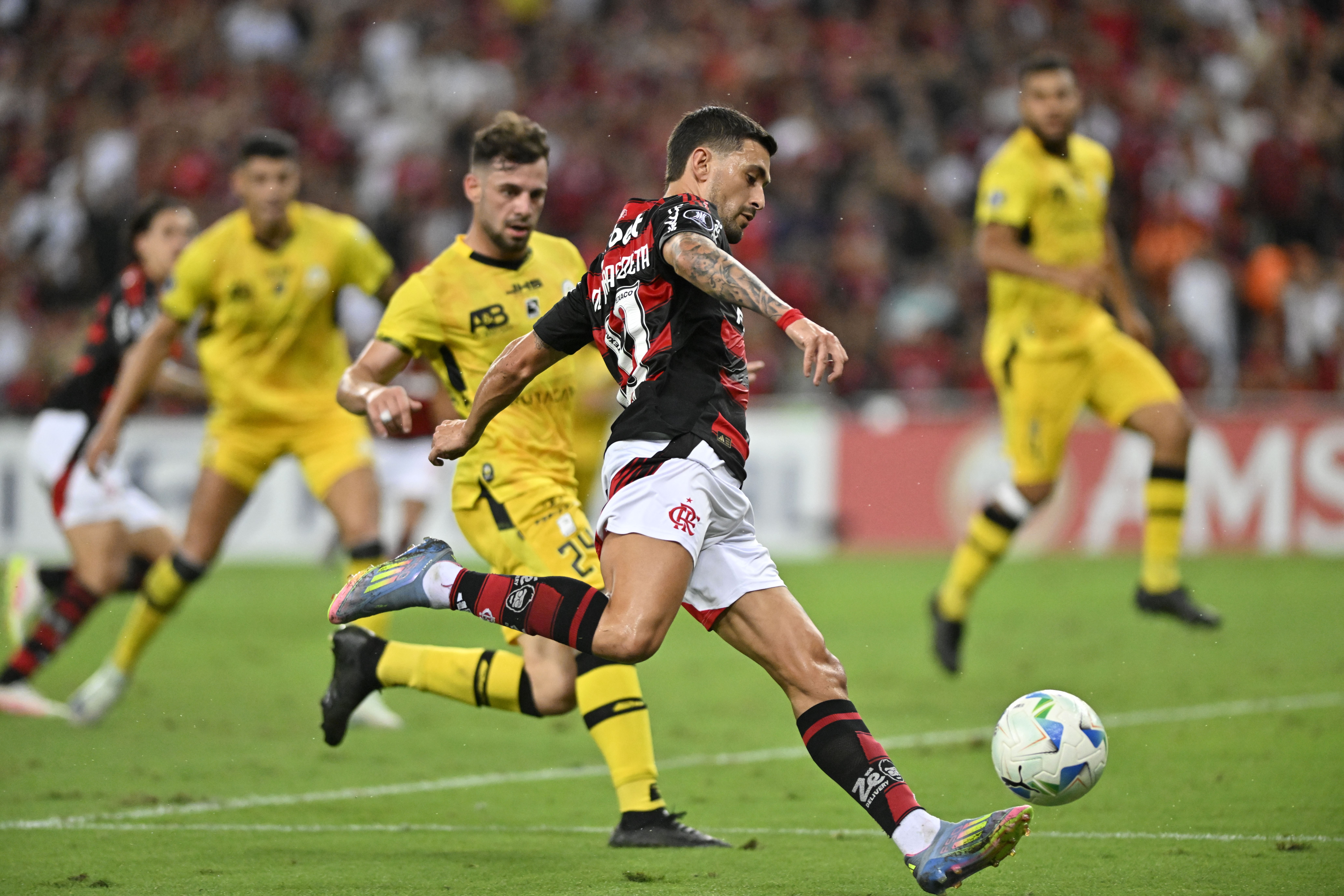 Arrascaeta se torna líder em jogos do Flamengo na Libertadores; confira ranking.