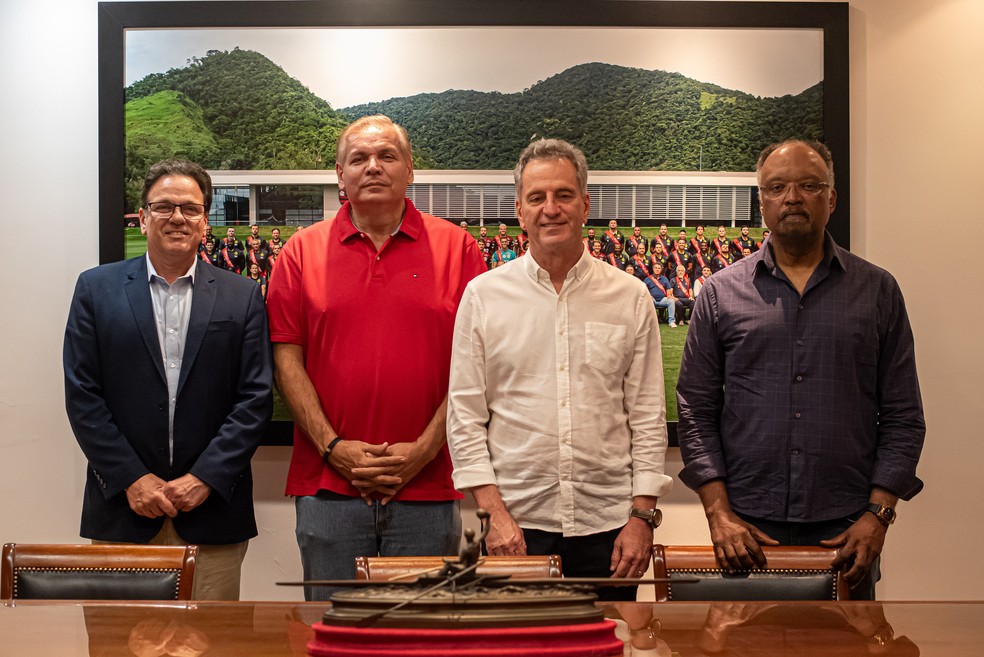 Pierre Alex, de vermelho e ao lado de Dunshee, e Eduardo de Sousa, à direita de Rodolfo Landim, são novos VPs do Flamengo — Foto: Paula Reis