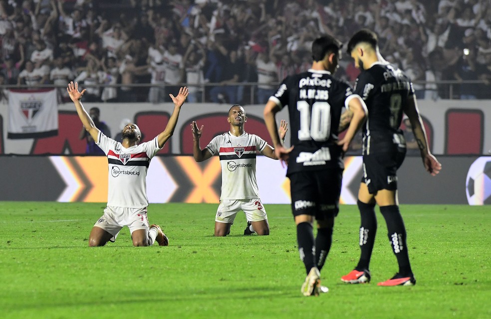 Rojas e Yuri Alberto lamentam eliminação, e jogadores do São Paulo comemoram — Foto: Marcos Ribolli