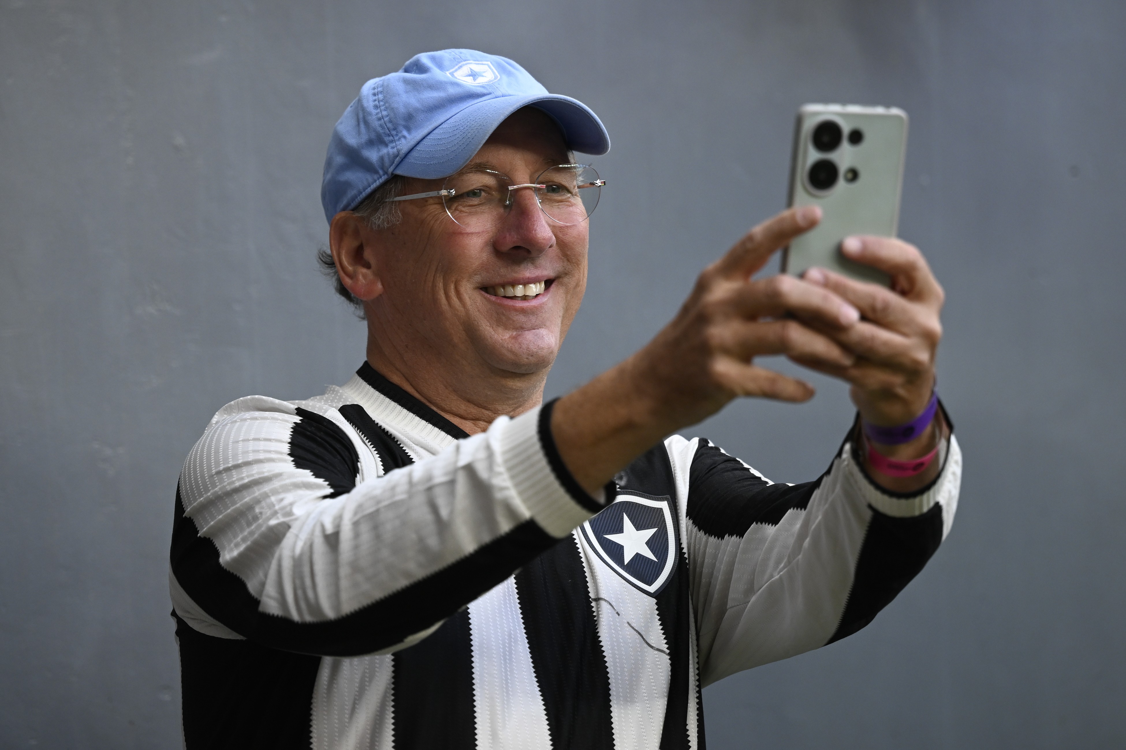 Novos controladores do Lyon tentam tirar Textor do Botafogo, mas movimento é frustrado com carta do clube